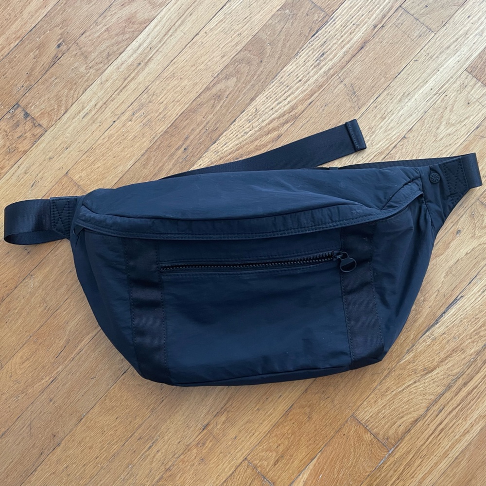 Athleta excursion large crossbody black bag
